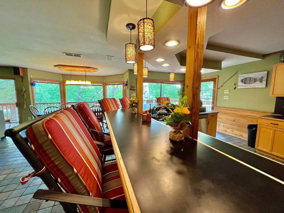 The River Haven - Sleeps 32 - On Guadalupe River Seguin Bagian luar foto