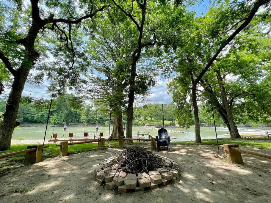 The River Haven - Sleeps 32 - On Guadalupe River Seguin Bagian luar foto