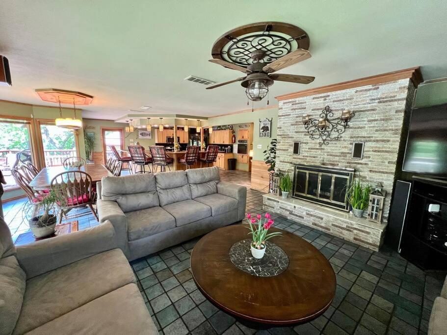 The River Haven - Sleeps 32 - On Guadalupe River Seguin Bagian luar foto