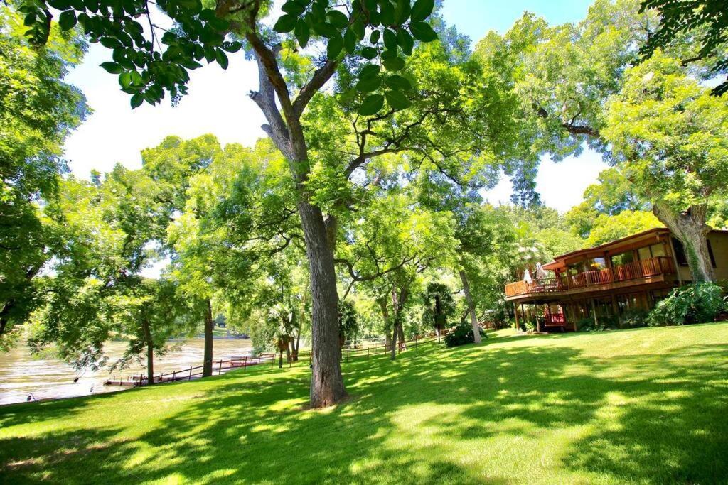 The River Haven - Sleeps 32 - On Guadalupe River Seguin Bagian luar foto