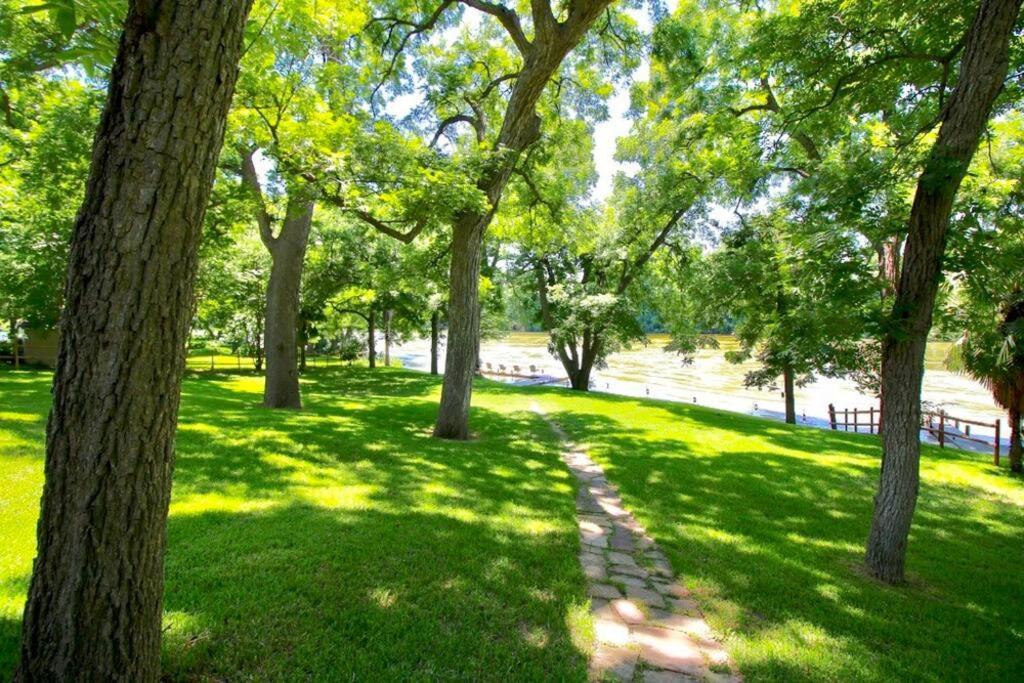 The River Haven - Sleeps 32 - On Guadalupe River Seguin Bagian luar foto