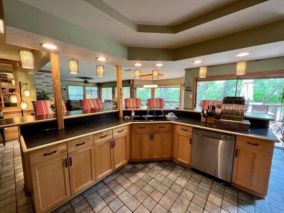 The River Haven - Sleeps 32 - On Guadalupe River Seguin Bagian luar foto